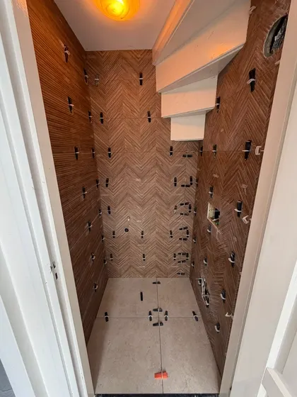 Toilet betegeld in houtlook visgraat, de nivelleerclips zitten er nog in