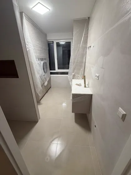 Badkamer bijna klaar, het meubel en de wasmachine staan nog in folie